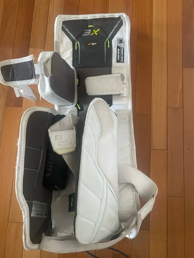 Bauer 3X Intermediate 31+ Medium Goalie pads in Hockey in Strathcona County - Image 4