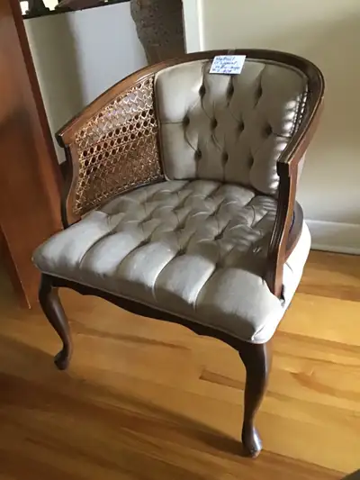 Ce fauteuil et cette lampe ajoutent une touche vintage à n'importe quelle pièce! Le fauteuil est orn...