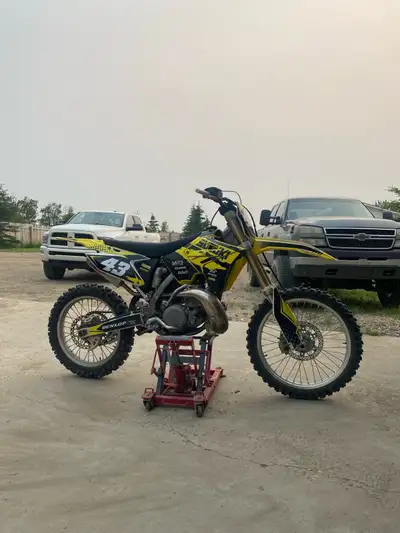 2006 Suzuki RM250 Motocross Dirtbike. In excellent condition. Has aftermarket aluminum head, full Fm...