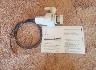 “Attwood 500” live well aerator pump. Rated at 500 gal/hr, see: https://sbo.sailboatowners.com/downl...