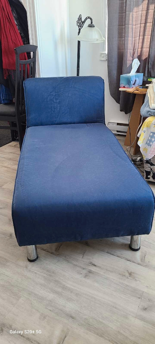 Méridienne de velours bleu inclinable dans Sofas et futons  à Gaspésie - Image 2