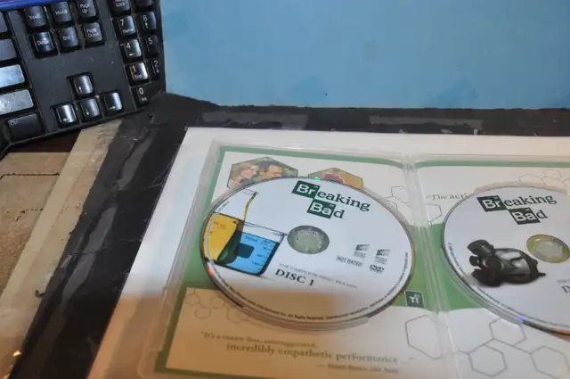 Breaking Bad The Complete first Season 3-disc set DVD tv series in CDs, DVDs & Blu-ray in Victoriaville - Image 10