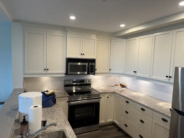 Kitchen cabinets and vanity in Cabinets & Countertops in City of Halifax - Image 4