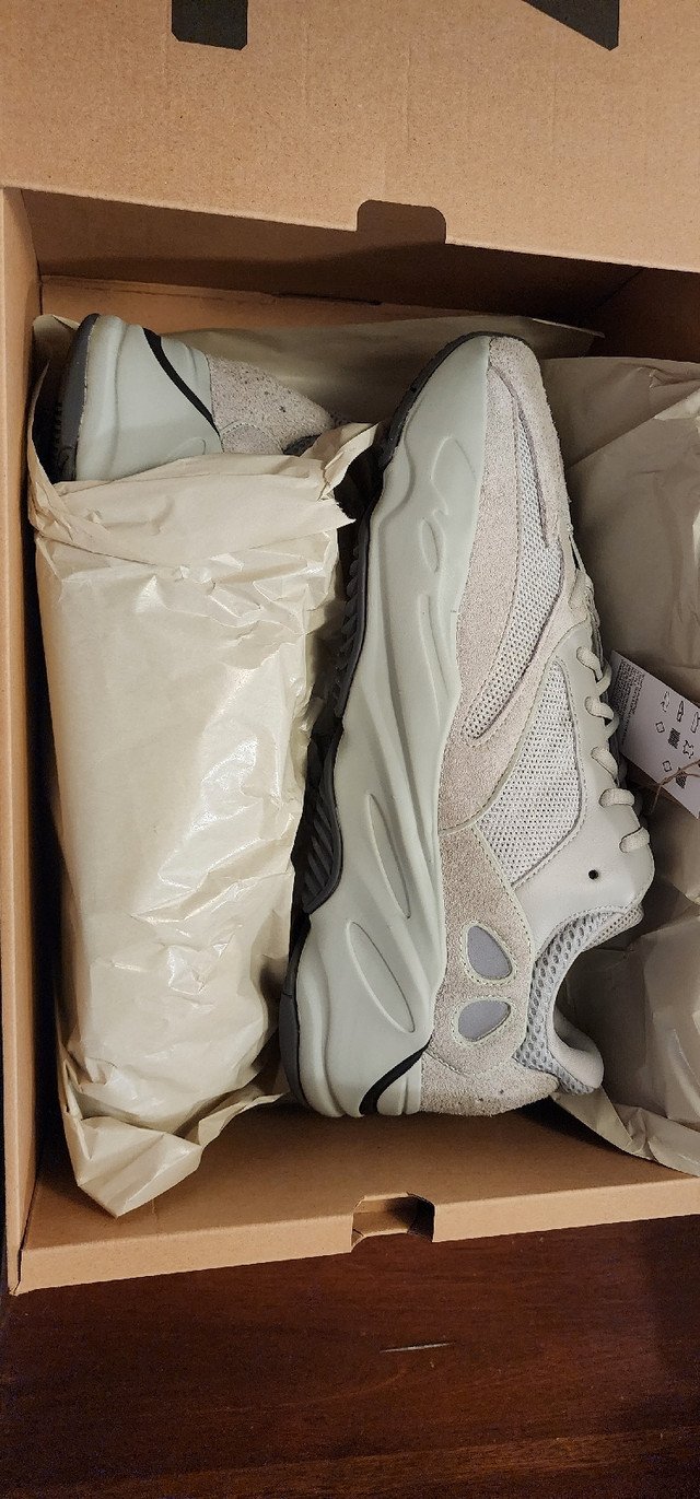 Yeezy 700 grey deadstock under retail oop in Men's Shoes in Winnipeg