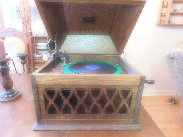 Antique Sonora Gramophone in Arts & Collectibles in City of Toronto