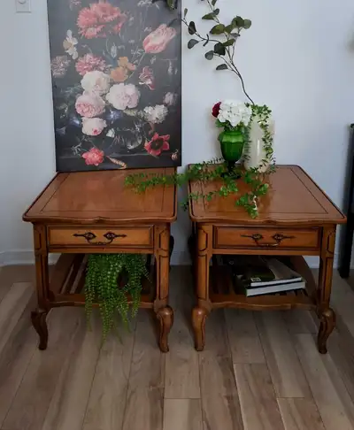 Paire de table de chevet ou de salon Midcentury en très bon état, View more
