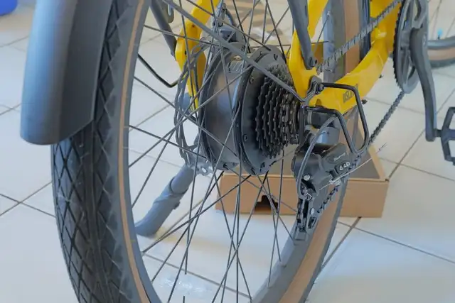 Velotric Discover 1 E-Bike (Mango) (Like NEW) w/2nd NEW Battery in eBike in Markham / York Region - Image 6