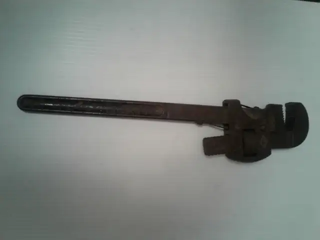 Vintage Pipe Wrench in Hand Tools in London - Image 2