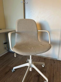 Conference chair with armrests