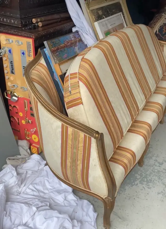 Italian Antique Sofa in Couches & Futons in Markham / York Region - Image 3