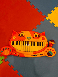 B. toysxCat piano/keyboard