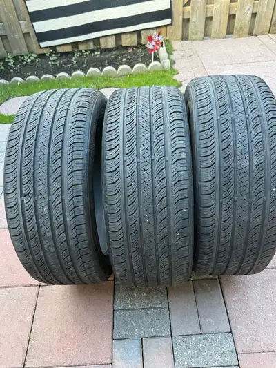 I'm selling 3 used tires in excellent condition with a long lifespan. Elevate your driving experienc...