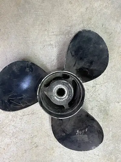 Used boat prop. Believe it came off a 175HP merc outboard but not sure.