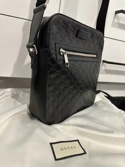 Sac homme Gucci. Original. 11 pouces par 11 pouces. Merci!