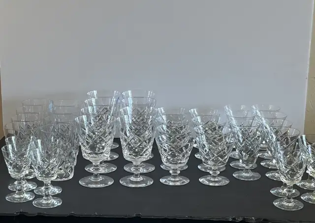 VINTAGE WEBB CORBETT CUT CRYSTAL 40 PC SET STEMMED GLASSES in Kitchen & Dining Wares in City of Montréal - Image 4