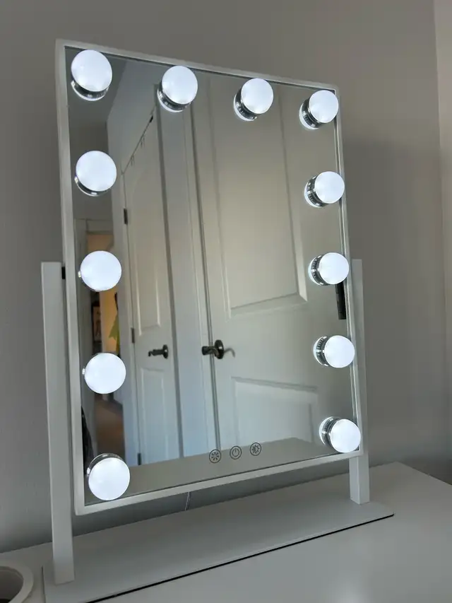 Vanity mirror with lights in Home Décor & Accents in Calgary - Image 3