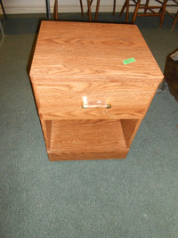 Veneer end table with one drawer