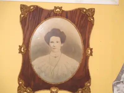 Cadre Victorien en bois représentant une dame, View more