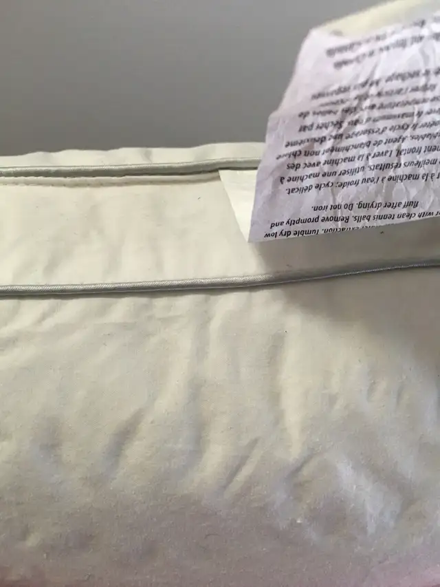 Jumbo pillow in Bedding in City of Montréal - Image 7