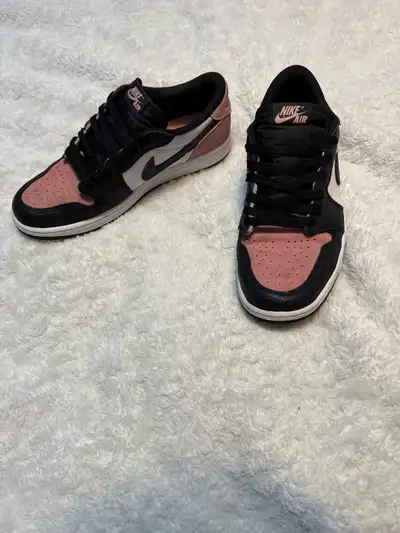 Condition: Used / cleaned Colorway: Black / White / Bleached Coral Includes: • Original box • Extra...