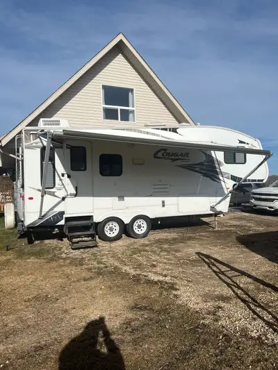 2009 Keystone Cougar 5th wheel. 24.4 1 owner. 1/2 ton towable new tires. propane tanks(3 yrs old). a...