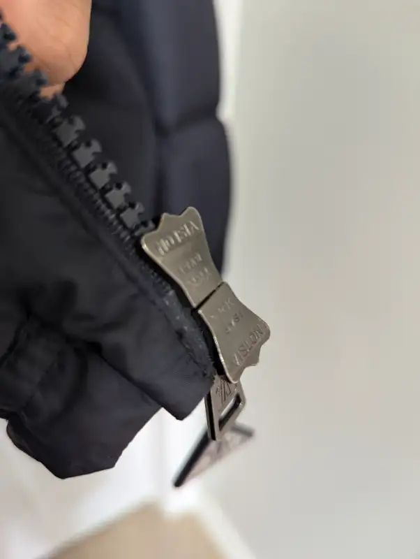 Moncler Rillieux Puffer Down Jacket Navy in Men's in Mississauga / Peel Region - Image 8