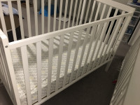 Baby crib with Mattress and fitted sheets