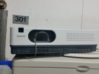 SANYO PLC-XW250 LCD Projector 2600 ANSI Lumens HD 1080i beaucoup