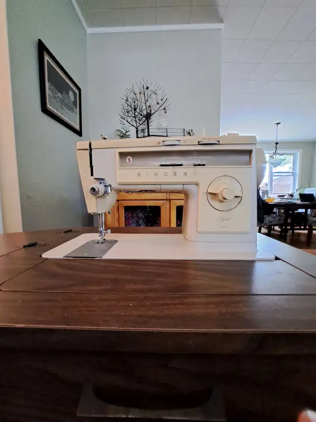 Singer Stylist 513 Sewing Machine in Other in Kingston - Image 3