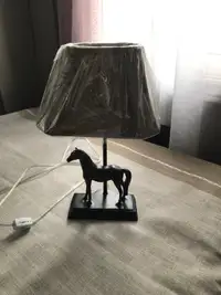 Metal horse accent lamp