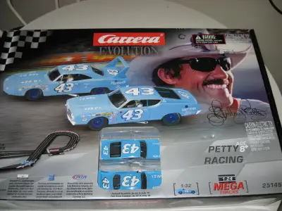 Never played with. Box opened to check condition. Analog set. 1:24 scale track. 1:32 scale cars.