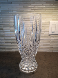 Vase en verre très lourd.