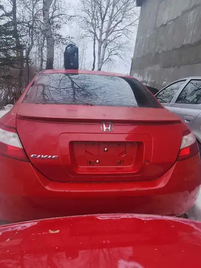 This pre-owned 2006 Honda Civic features a reliable and fuel-efficient engine that remains a perfect...