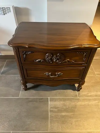 Table de chevet vintage haut de gamme en bois ouvragé, couleur brun foncé. Date de près de 60 ans. D...