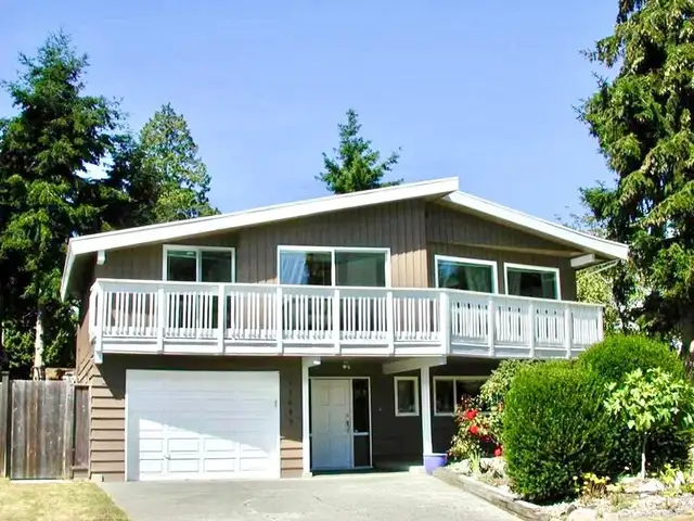 6-Bed 2.5 bath home with 2 bdr attached unit - South Surrey in Long Term Rentals in Delta/Surrey/Langley - Image 2