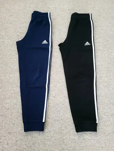 2 pantalons Adidas, View more