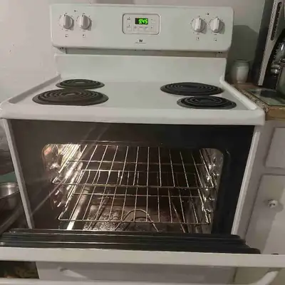 Poêle,cuisinière et réfrigérateur à vendre - 450$ (prix pour les trois). Parfaitement fonctionnel.