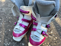 Girls ski boots (size 22.5)