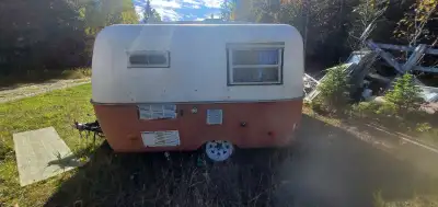 73 Honey boler original condition . Gravity heater , fridge, stove, interior cushions recovered. Ser...