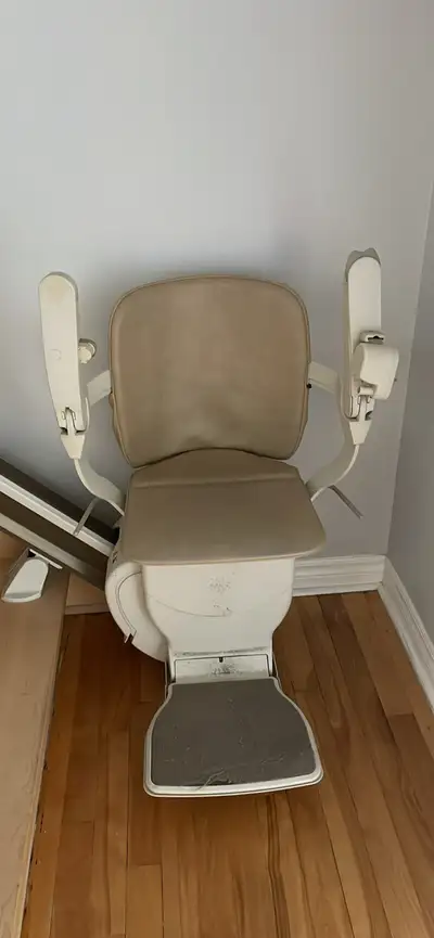 Stairlift for sale / Monte-escalier à vendre, View more