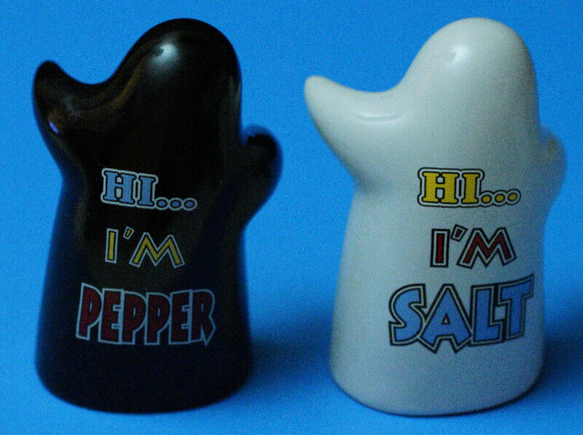 hug salt and pepper shakers set dans Art et objets de collection  à Hamilton - Image 3