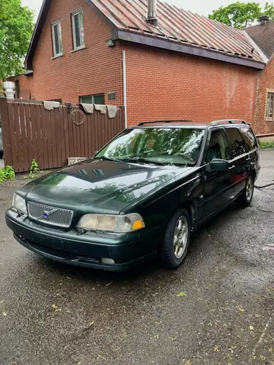 2000 Volvo V70 Station Wagon (Forest Green) with 342,000 km Mechanically, the vehicle is in great co...
