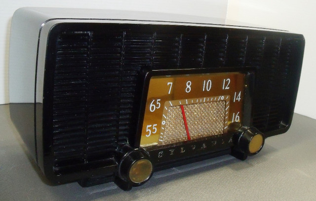 SYLVANIA TUBE RADIO MODEL 518 (USA 1955) in Arts & Collectibles in Lethbridge - Image 3