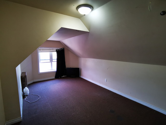 Rent one bedroom near Wilfrid Laurier, shared bath, bus stops in Room Rentals & Roommates in Brantford - Image 3