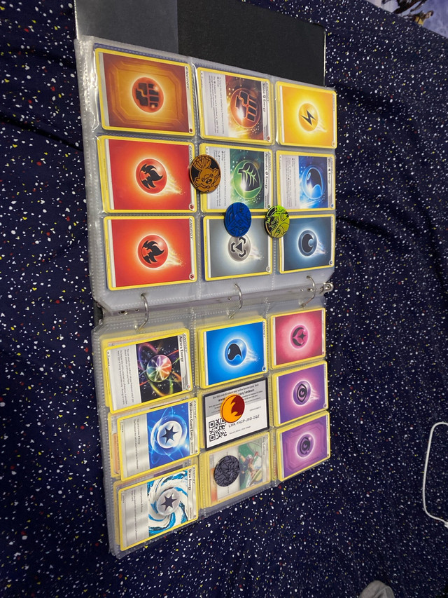 Pokémon cards Portfolio with badges and trainer cards dans Art et objets de collection  à Longueuil/Rive Sud