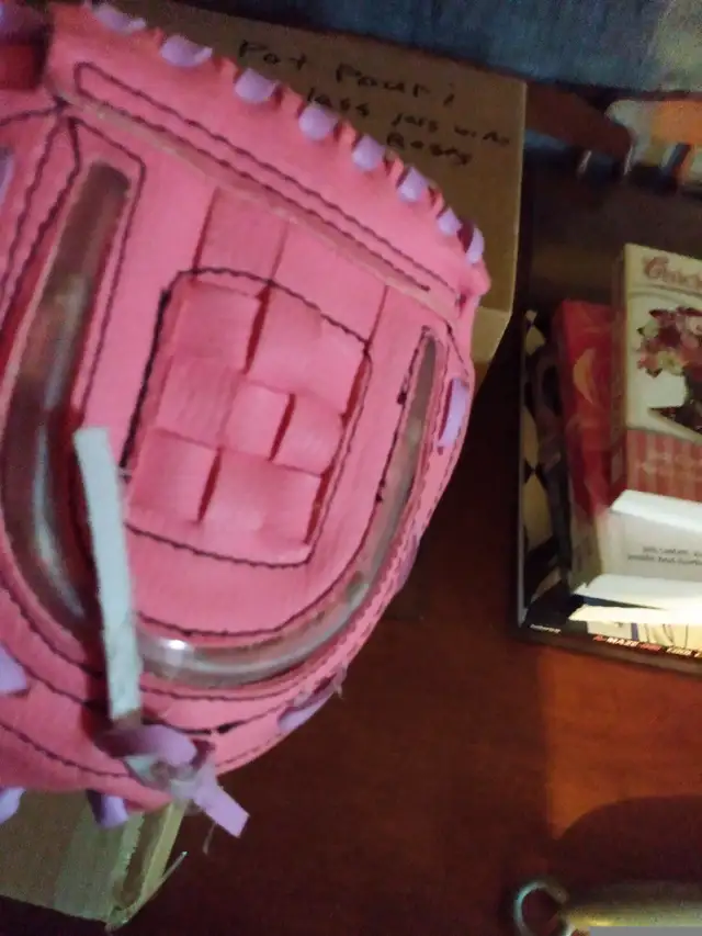 Girls pink baseball glove, Rawlings  in Baseball & Softball in City of Toronto - Image 8