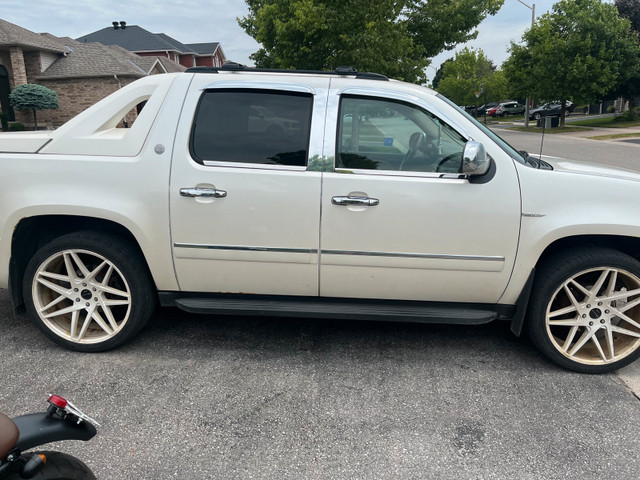 2011 Chevy avalanche ltz for sale in Cars & Trucks in Barrie - Image 3
