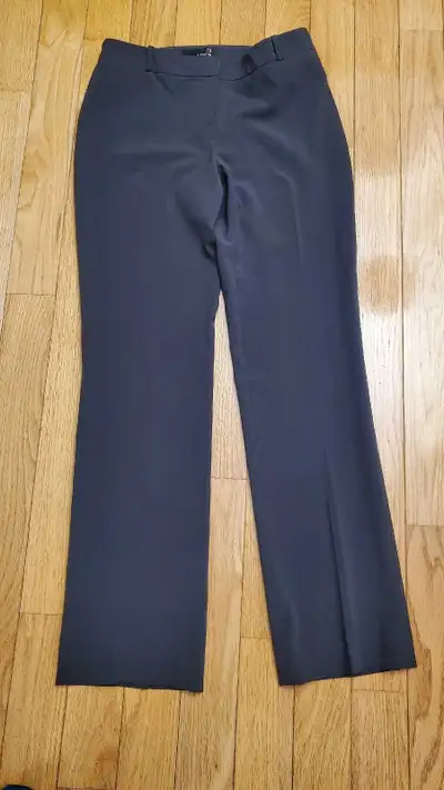 Step out in style with these Laura dress pants, size 6, crafted from 91% polyester and 9% polyuretha...