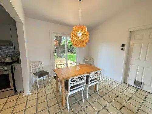 Maison à louer – Disponible immédiatement ! Lumineuse et spacieuse, cette maison comprend 3 chambres...