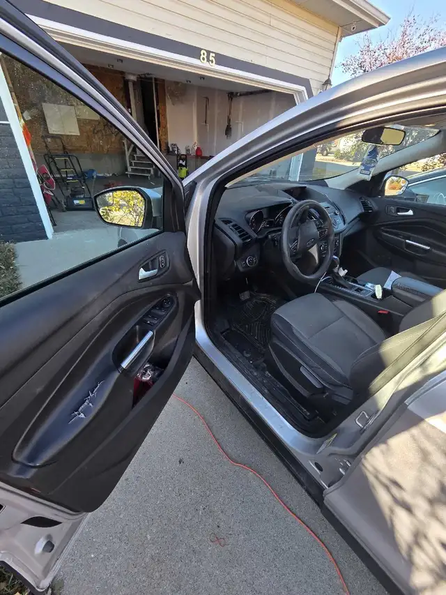 FORD ESCAPE 2017 AWD SE in Cars & Trucks in Calgary - Image 4